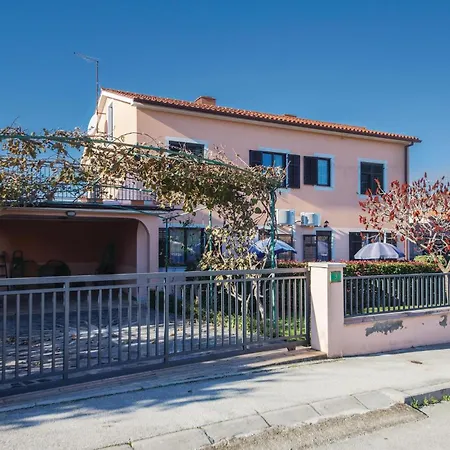 Apartment 5 Bedroom Beautiful In