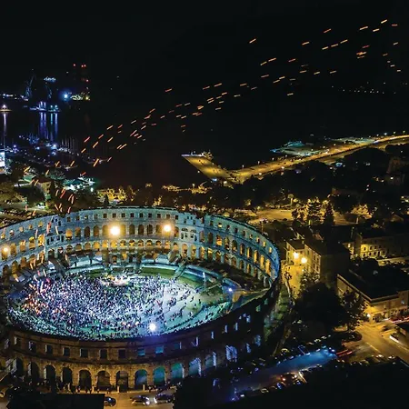 5 Bedroom Beautiful In