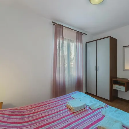 Appartement 5 Bedroom Beautiful In Pula