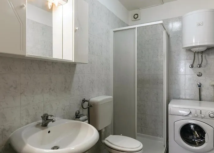 5 Bedroom Beautiful In Apartment