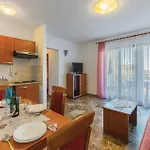 5 Bedroom Beautiful In דירה