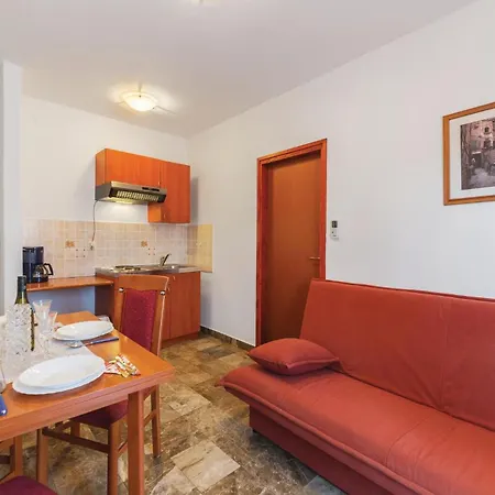 5 Bedroom Beautiful In Пула