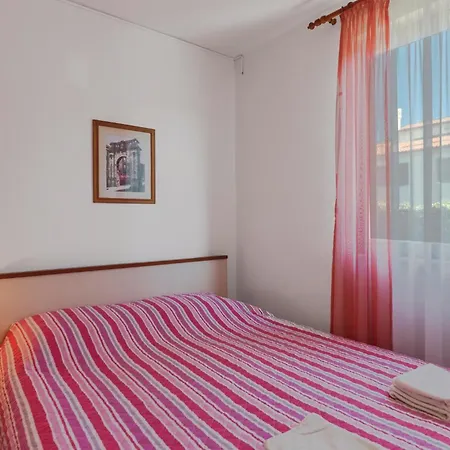 5 Bedroom Beautiful In Апартаменты Пула